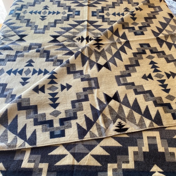 COPY - Gorgeous Alpaca soft blanket. New n… - Picture 5 of 6